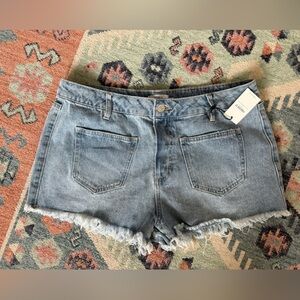 Forever 21|Denim Frayed Hem Jean Shorts in light wash,no pockets on back•••NWT